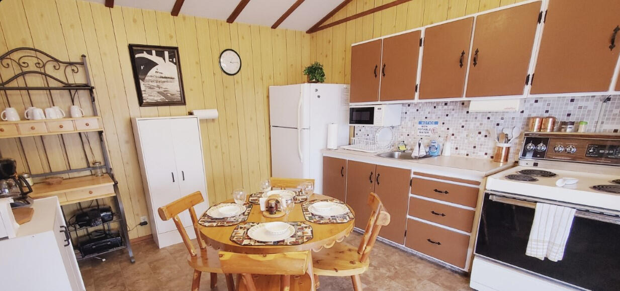 Fully Equipped Retro Vibe Kitchen, Highland Cabin Fully Equipped Retro Vibe Kitchen, Highland Cabin
